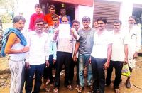  बनवाने के लिए मांग करते ग्रामीण।