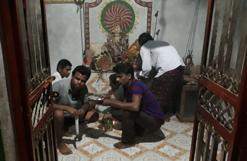 villagers praying to kuldevi
