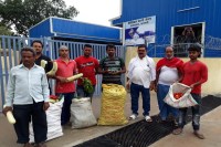 कार्गो सेंटर पर प्रदर्शन करते किसान