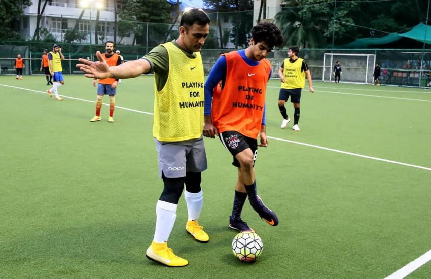 dhoni playing football with ishan and jhanvi of movie dhadak