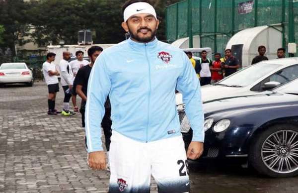 dhadak star ishaan khattar playing football with ms dhoni photos