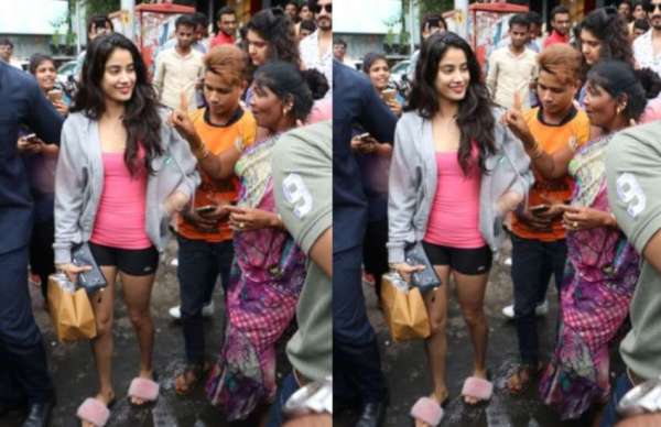 jhanvi kapoor spotted with family