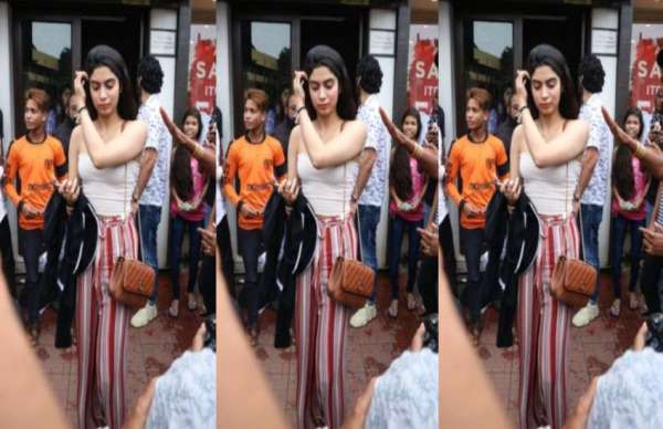 jhanvi kapoor spotted with family