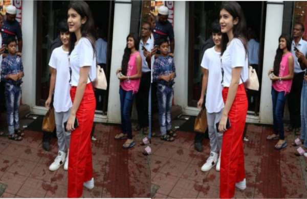 jhanvi kapoor spotted with family