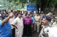 ग्रामीणों के साथ कांग्रेस ने घेरा कुसमुण्डा जीएम का दफ्तर, एसईसीएल प्रबंधन के खिलाफ जमकर की नारेबाजी