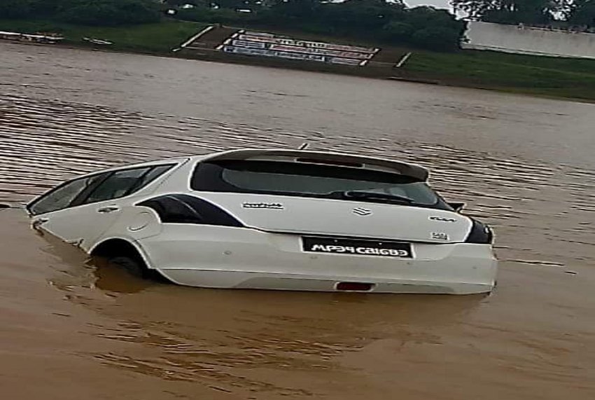 Narmada on boom -  car drowned in river 