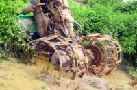 खेत की जोताई करते समय ट्रैक्टर पलटा, चालक की दबने से मौत