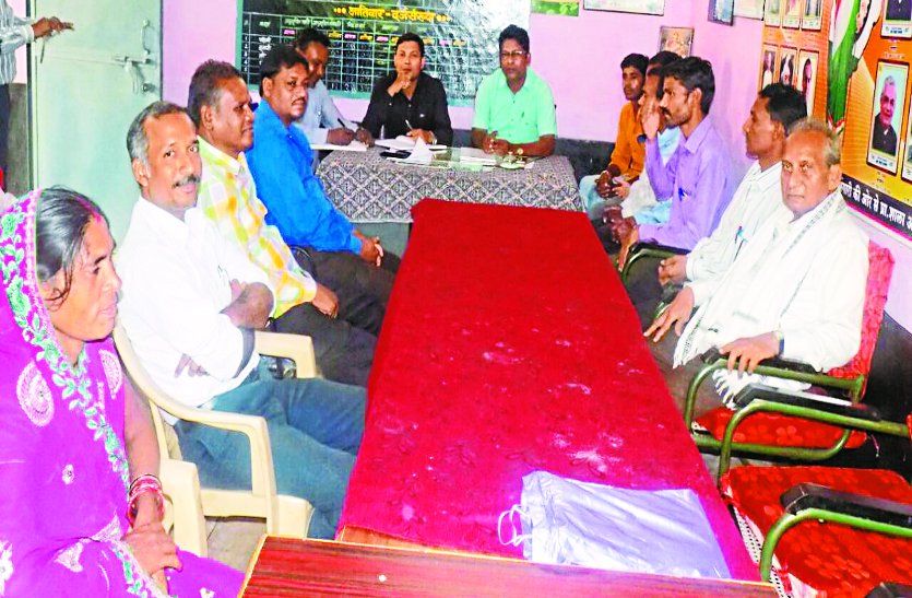 पालक व स्कूल समिति की बैठक शामिल बीईओ।