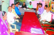 पालक व स्कूल समिति की बैठक शामिल बीईओ।