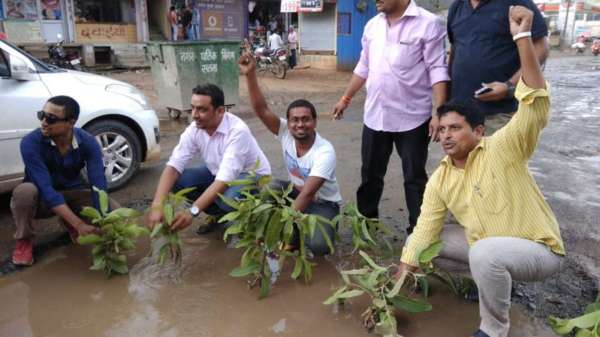 सड़क के गड्ढों में आप पार्टी के पदाधिकारियों ने रोपे पौधे, देखें इन तस्वीरों में