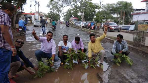 सड़क के गड्ढों में आप पार्टी के पदाधिकारियों ने रोपे पौधे, देखें इन तस्वीरों में
