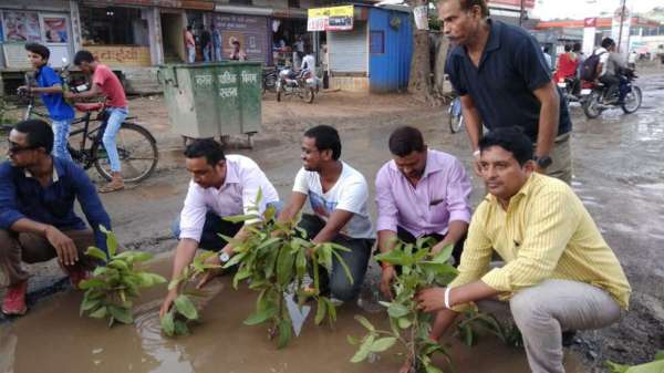 सड़क के गड्ढों में आप पार्टी के पदाधिकारियों ने रोपे पौधे, देखें इन तस्वीरों में