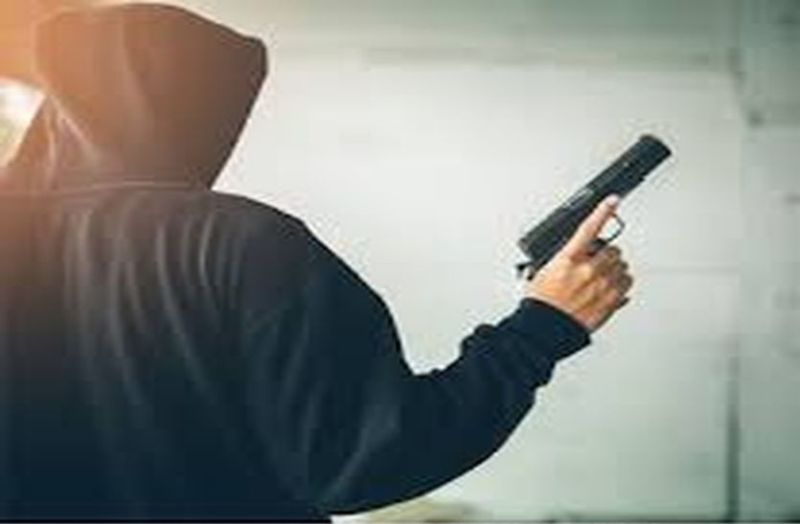 पुलिस ने पीड़िता को छुड़ाया, लेकिन अपहरणकर्ता अंधेरे का फायदा उठा वहां से फरार हो गया