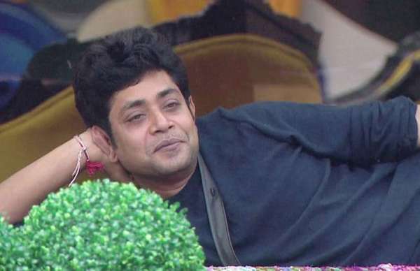 bigg boss 11 contestant sabyasachi accident news escape unhurt