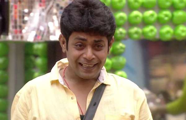 bigg boss 11 contestant sabyasachi accident news escape unhurt