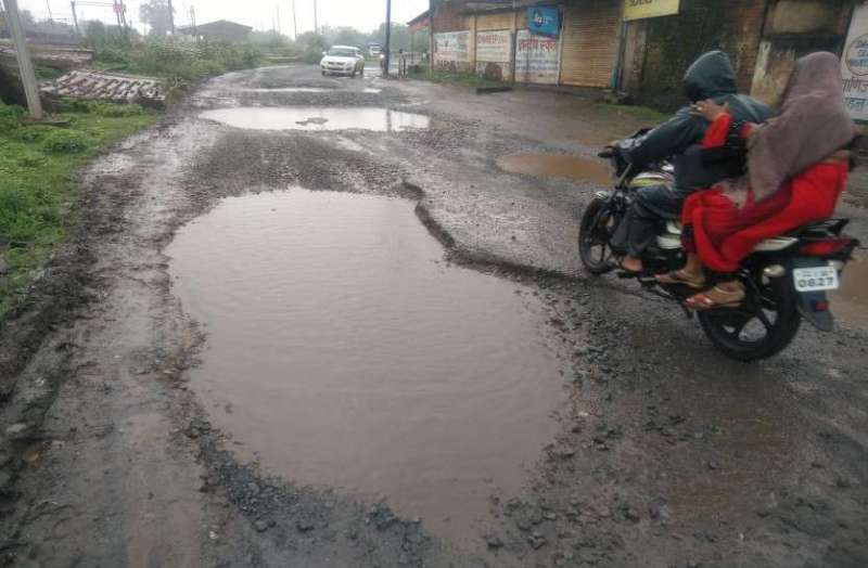 इस सड़क पर जरा संभलकर चलाइए वाहन, वरना टूट जाएंगी हड्डियां या फिर जा सकती है जान