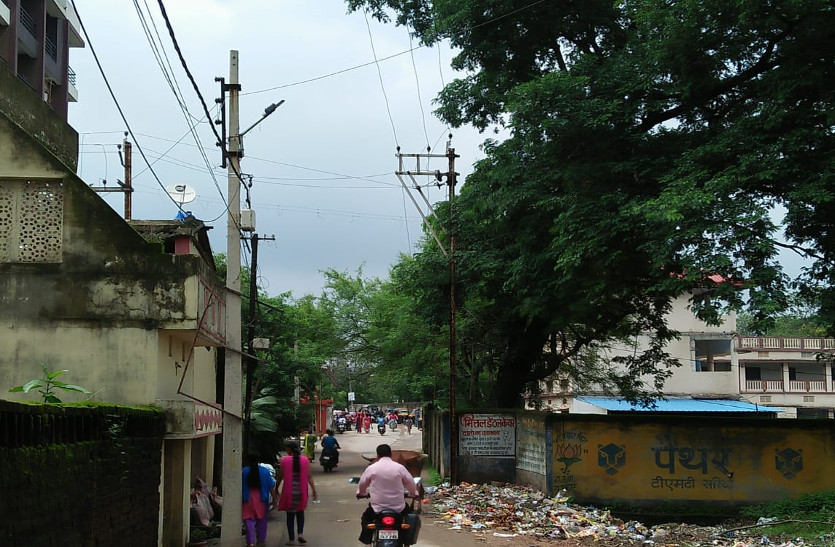 शाम होते ही इन वार्डों में पसर जाता है अंधेरा, शिकायत के बाद भी नहीं बदले जा रहे स्ट्रीट लाइट