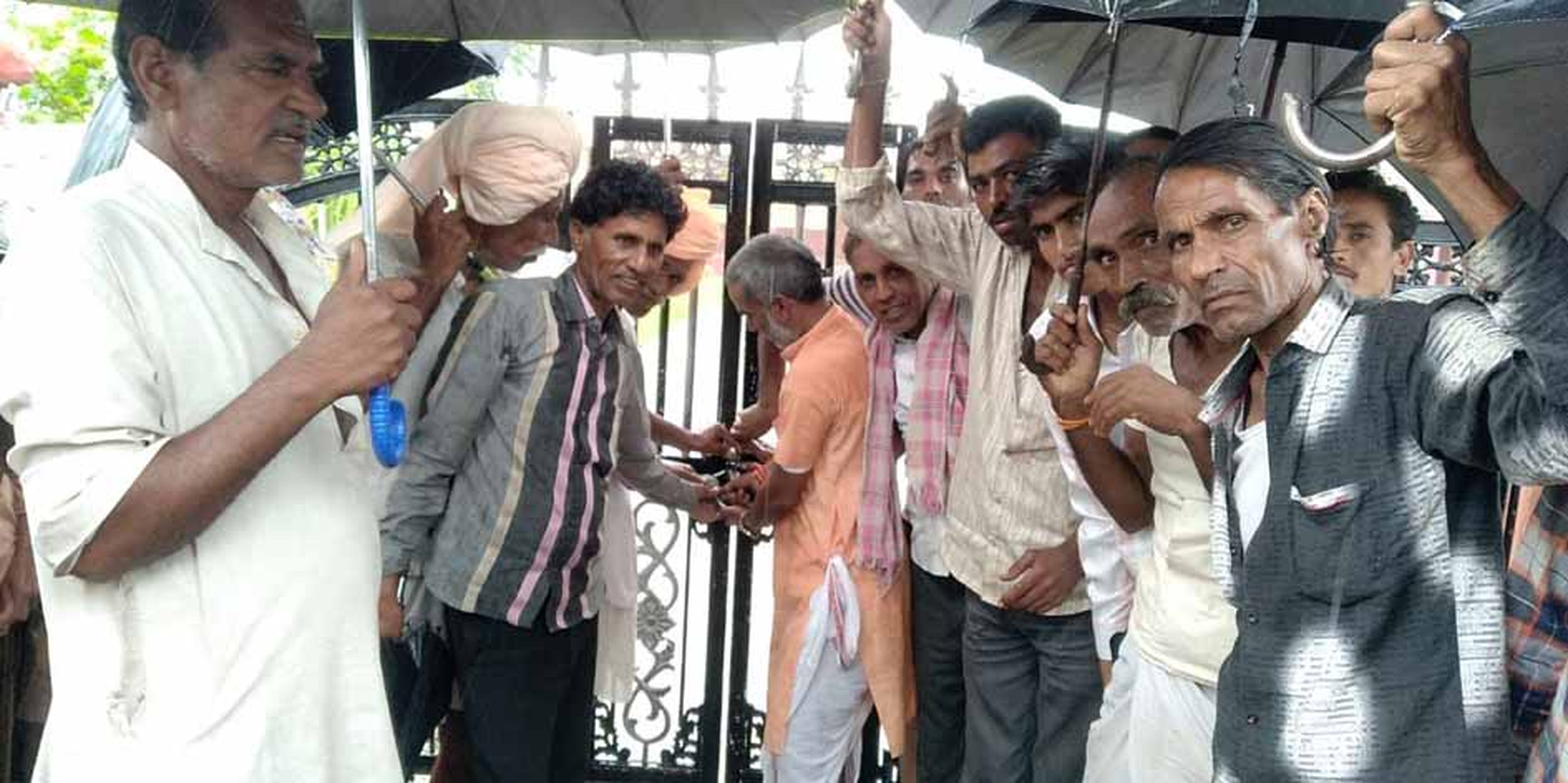 ग्रामीणों ने स्कूल को माध्यमिक में क्रमोन्नत की मांग को लेकर ताला जड़ा