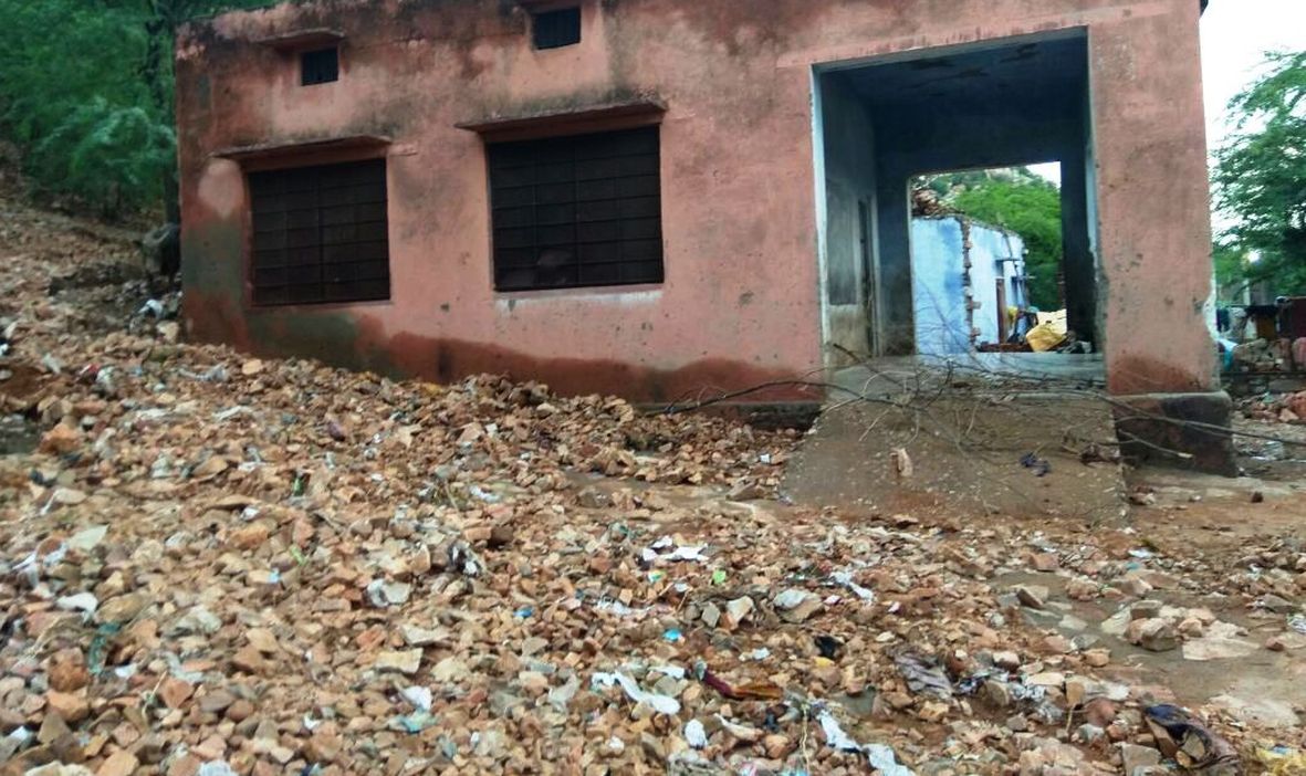 तीन-चार दिन से चल रहे बारिश के क्रमिक दौर से हिंडौनसिटी के रास्तों में पानी भर गया है, रेलवे भी प्रभावित