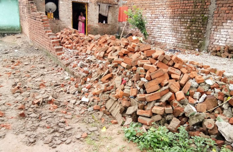बारिश से गीली हो चुकी दीवार भरभराकर गिरी, चपेट में आए दो बच्चे, अस्पताल दाखिल