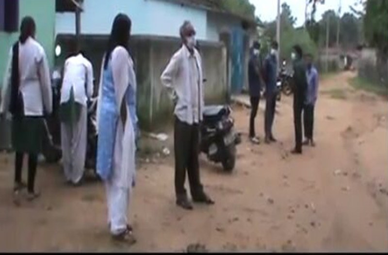 गांव में हैल्थ कैम्प लगाया गया