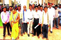 फसल बीमा की मांग को लेकर ज्ञापन सौंपने पहुंचे ग्रामीण।