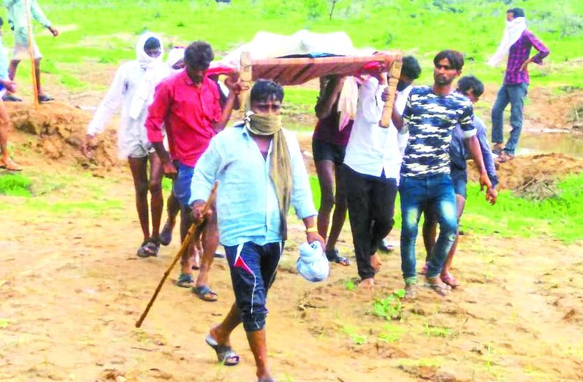 शव मिलने के बाद चारपाई पर लेकर लाते ग्रामीण।
