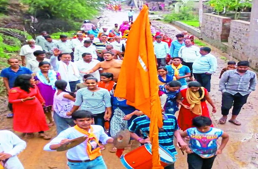 विहार करने पर साथ जाते श्रद्धालु।