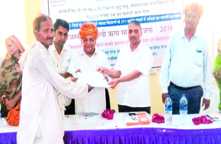 लाभार्थियों को प्रमाण पत्र वितरित करते हुए।