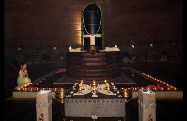 manikarnika kangana ranaut prays at dhyanalinga adishakti ashram photo