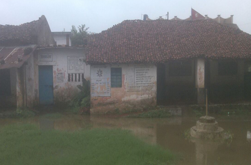 जर्जर भवन में संचालित हो रहे 100 से अधिक स्कूल