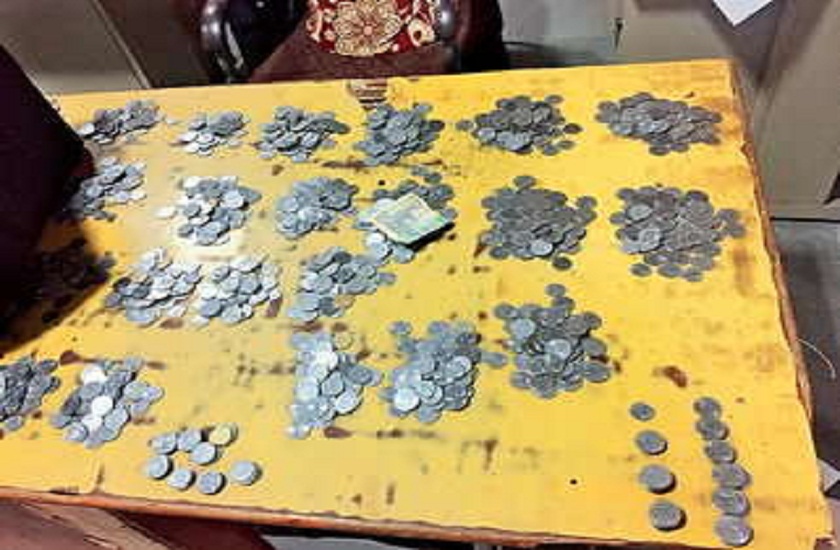 high court lawyer husband gives alimony of 24600 in coins