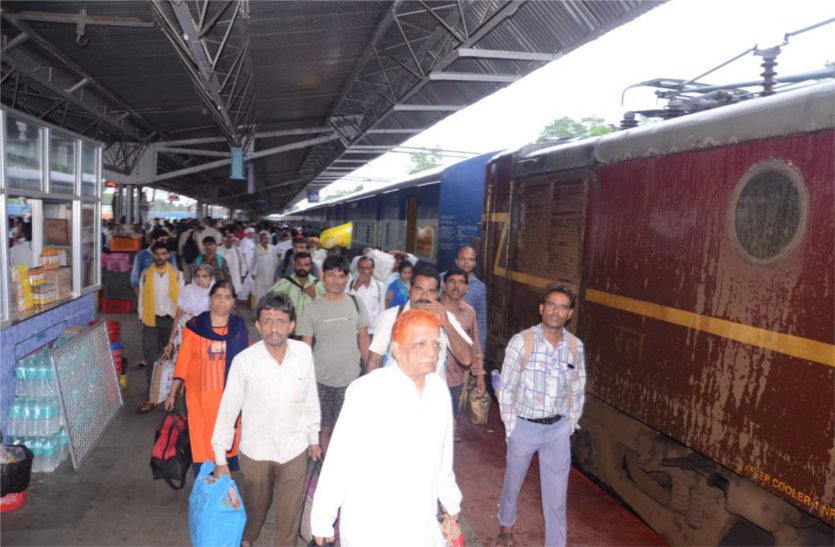 On Friday due to Gururbarima, the situation of no room in trains, passenger disturbed