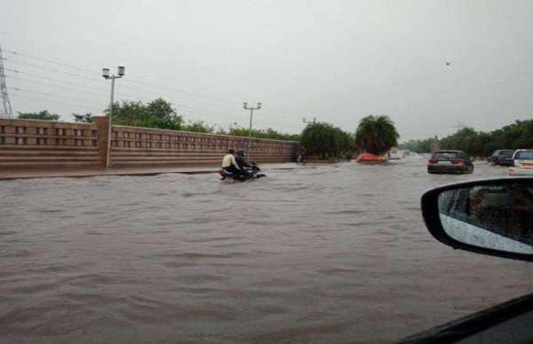 भारी बारिश से दिल्ली-एनसीआर की रफ्तार थमीं