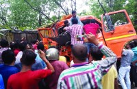 भवानी बाजार के पास दो हाइवा में जबरदस्त भिड़ंत, 45 मिनट की मशक्कत के बाद केबिन में फंसे चालक को निकाला गया बाहर