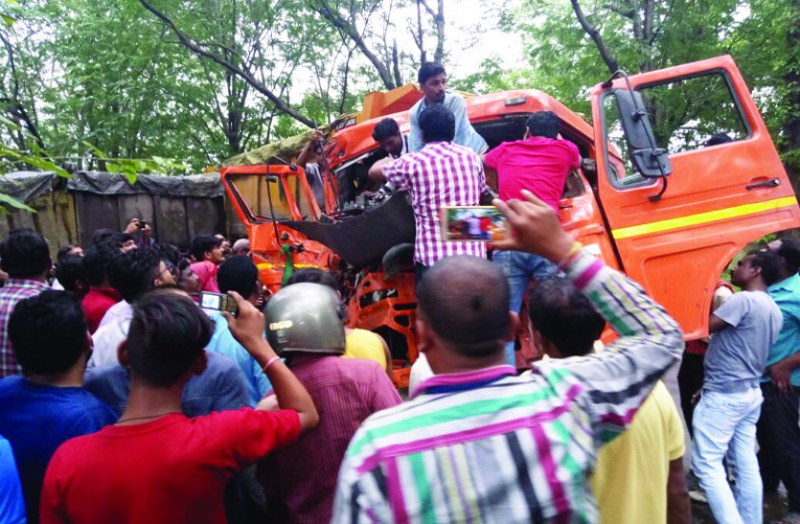भवानी बाजार के पास दो हाइवा में जबरदस्त भिड़ंत, 45 मिनट की मशक्कत के बाद केबिन में फंसे चालक को निकाला गया बाहर