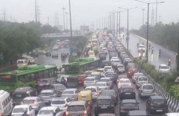 भारी बारिश से दिल्ली-एनसीआर की रफ्तार थमीं