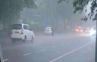 भारी बारिश से दिल्ली-एनसीआर की रफ्तार थमीं