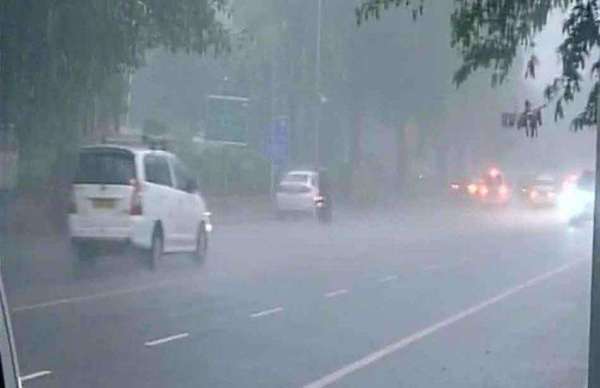 भारी बारिश से दिल्ली-एनसीआर की रफ्तार थमीं