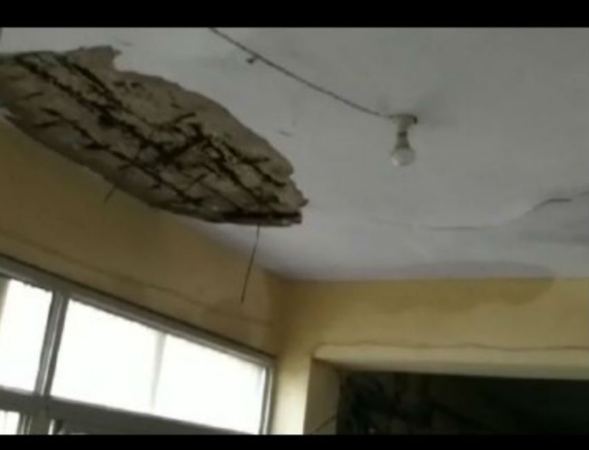 विकास भवन में बारिश के कारण गिरा छत का प्लास्टर, बाल बाल बचे कर्मचारी, देखें वीडियो