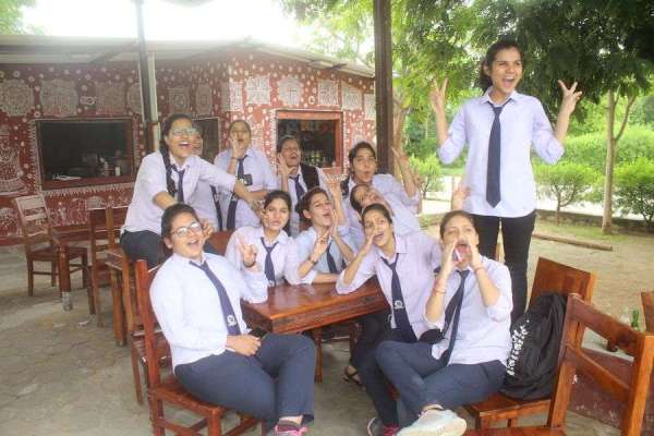 beautiful pics of collage girls