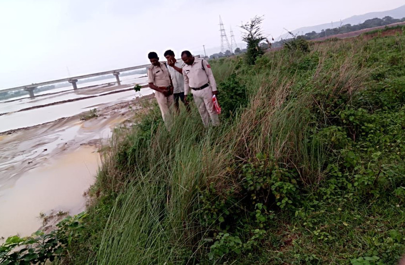 Breaking : मांड नदी के किनारे इस हालत में मिली युवती की लाश, ग्रामीणों ने देखा तो उड़ गए होश