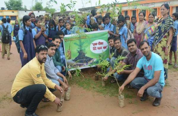 Photo Gallery : शासकीय माध्यमिक शाला लाटा में रोपे गए जिंदगी की चंद सांसें, बच्चों में दिखा विशेष उत्साह