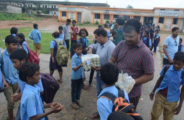 Photo Gallery : शासकीय माध्यमिक शाला लाटा में रोपे गए जिंदगी की चंद सांसें, बच्चों में दिखा विशेष उत्साह