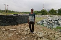 क्रशर संचालक ने गरीब आदिवासी का दो बार तोड़ा आशियाना, तीसरी बार जान से मारने की दे डाली धमकी, प्रशासन मौन