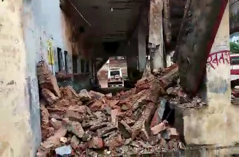 भरभराकर गिरी रोडवेज बिल्डिंग की छत, बाल बाल बचा चौकीदार