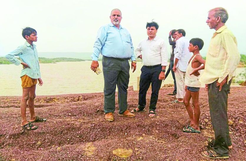 निरीक्षण करते एसडीओ व तहसीलदार।