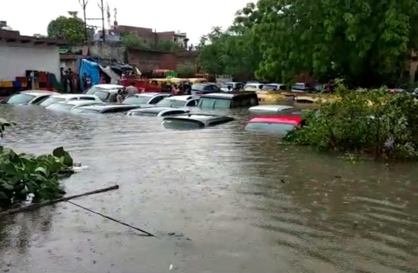 UP Weather Update : बारिश ने ऐसे बरपाया कहर, डूब गईं कारें, देखें वीडियो