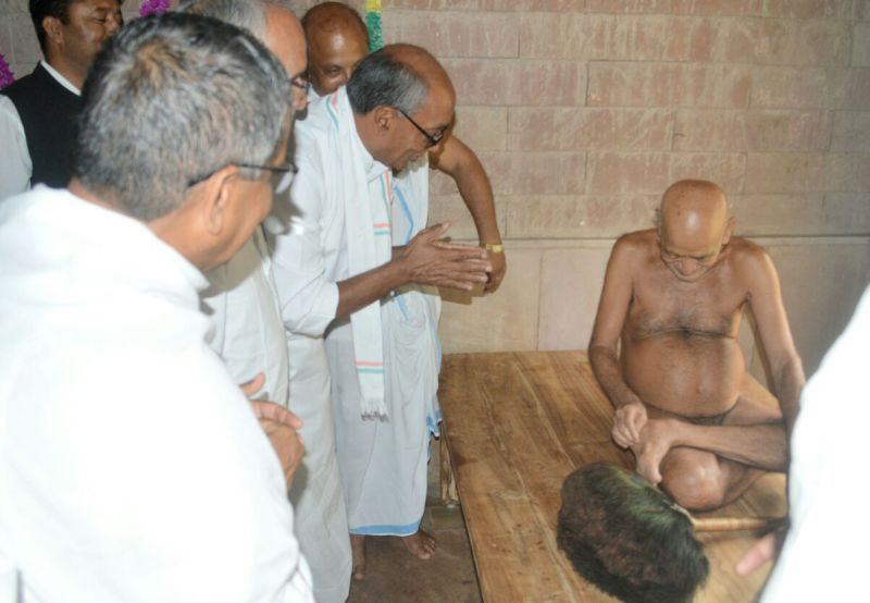Digvijay Singh blesses Acharya Vidyasagarji Gurupurnima