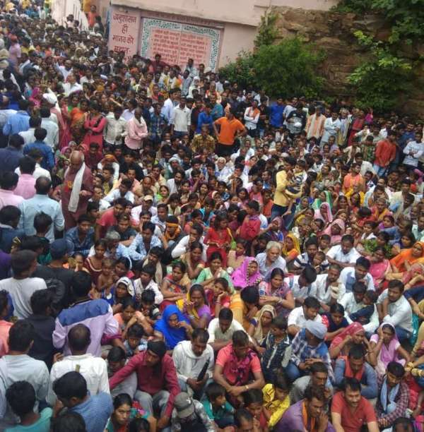 सच्चिदानंद गुरुदेव की झलक पाने उमाड़ा जनसैलाब, धारकुंड़ी में श्रद्धालुओं का रेला